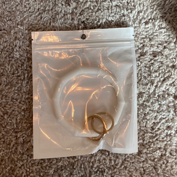 40 white bangle style keychains - Picture 1 of 1